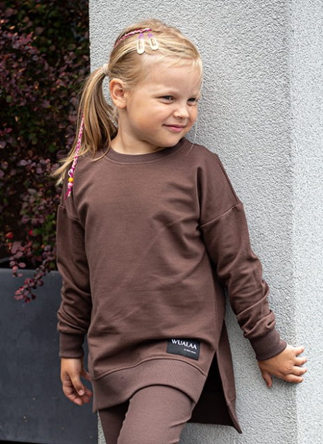 Długa bluza dla dzieci z dłuższym tyłem Little Ana/Czekolada - Wualaa by dolce sonno
