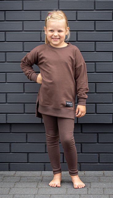 Długa bluza dla dzieci z dłuższym tyłem Little Ana/Czekolada - Wualaa by dolce sonno