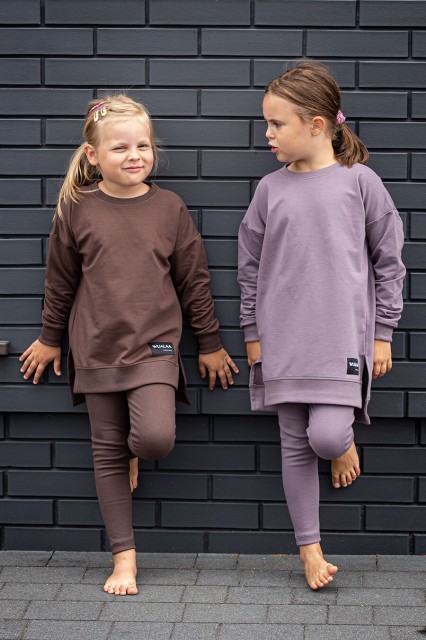 Długa bluza dla dzieci z dłuższym tyłem Little Ana/Czekolada - Wualaa by dolce sonno