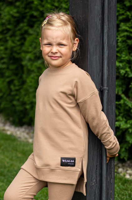 Długa bluza dla dzieci z dłuższym tyłem Little Ana/Kawa - Wualaa by dolce sonno