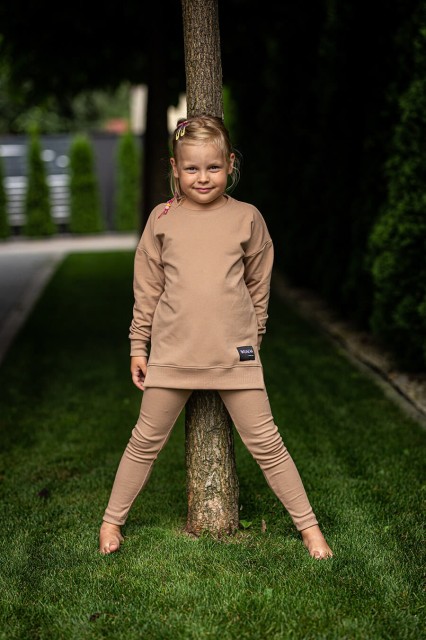 Długa bluza dla dzieci z dłuższym tyłem Little Ana/Kawa - Wualaa by dolce sonno