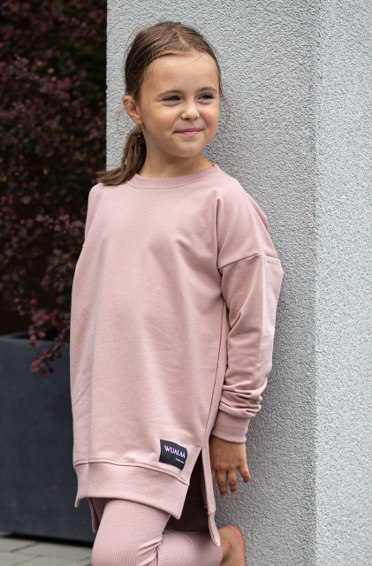 Długa bluza dla dzieci z dłuższym tyłem Little Ana/Blush - Wualaa by dolce sonno