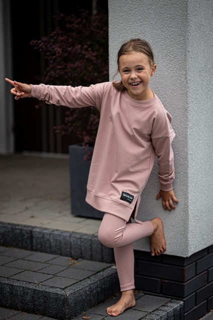Długa bluza dla dzieci z dłuższym tyłem Little Ana/Blush - Wualaa by dolce sonno