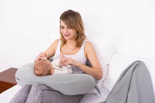 Poduszka pozycjonująca dla kobiet w ciąży i do karmienia - MOON MUSLIN, 260cm | Ciemny szary BabyMatex