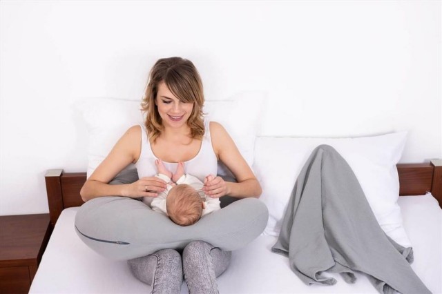 Poduszka pozycjonująca dla kobiet w ciąży i do karmienia - MOON MUSLIN, 260cm | Ciemny szary BabyMatex