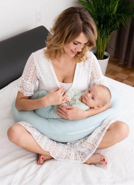 Poduszka pozycjonująca dla kobiet w ciąży i do karmienia, Rogal - MOON MUSLIN, 260cm | mięta - BabyMatex