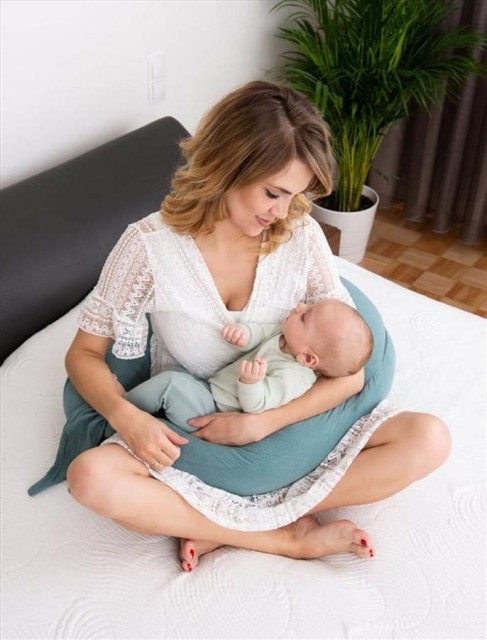 Poduszka pozycjonująca dla kobiet w ciąży i do karmienia, Rogal - MOON MUSLIN, 260cm | zieleń - BabyMatex