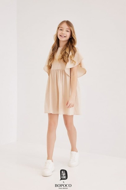 Sukienka dziewczęca z falbaniastym rękawem z kolekcji dla "Mamy i Córki" Beż - All for Kids