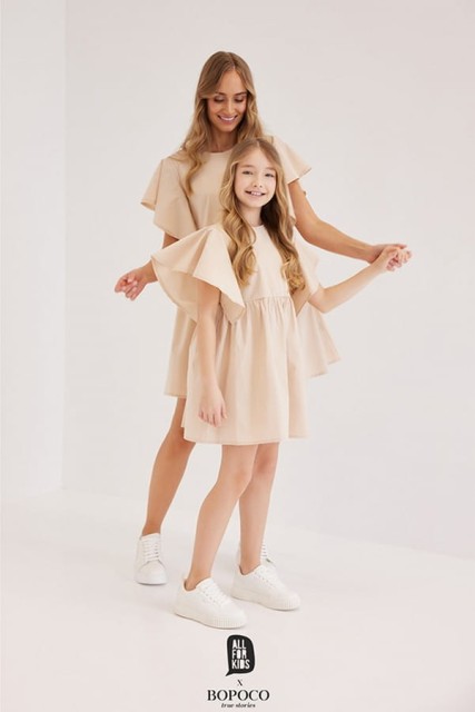 Sukienka dziewczęca z falbaniastym rękawem z kolekcji dla "Mamy i Córki" Beż - All for Kids