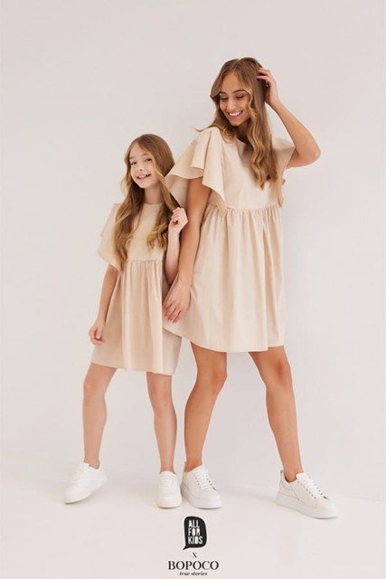 Sukienka dziewczęca z falbaniastym rękawem z kolekcji dla "Mamy i Córki" Beż - All for Kids