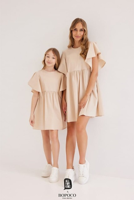 Sukienka dziewczęca z falbaniastym rękawem z kolekcji dla "Mamy i Córki" Beż - All for Kids