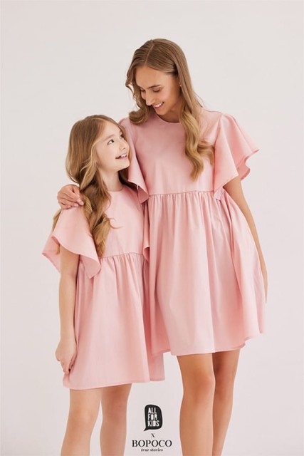 Sukienka dziewczęca z falbaniastym rękawem z kolekcji dla "Mamy i Córki" Puder Róż - All for Kids