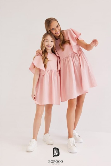Sukienka dziewczęca z falbaniastym rękawem z kolekcji dla "Mamy i Córki" Puder Róż - All for Kids