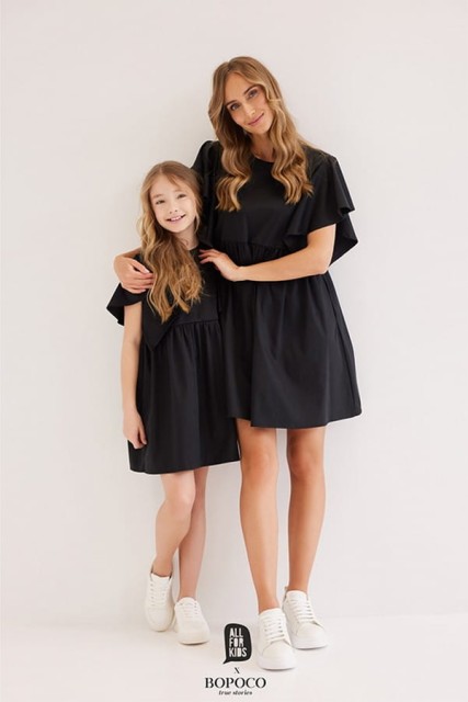 Sukienka dziewczęca z falbaniastym rękawem z kolekcji dla "Mamy i Córki" Czarna - All for Kids