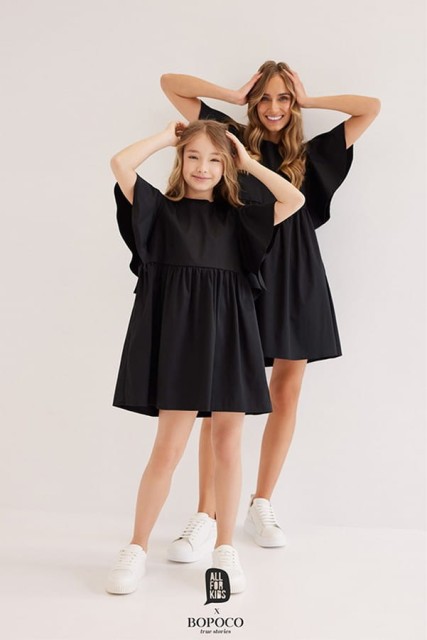 Sukienka dziewczęca z falbaniastym rękawem z kolekcji dla "Mamy i Córki" Czarna - All for Kids