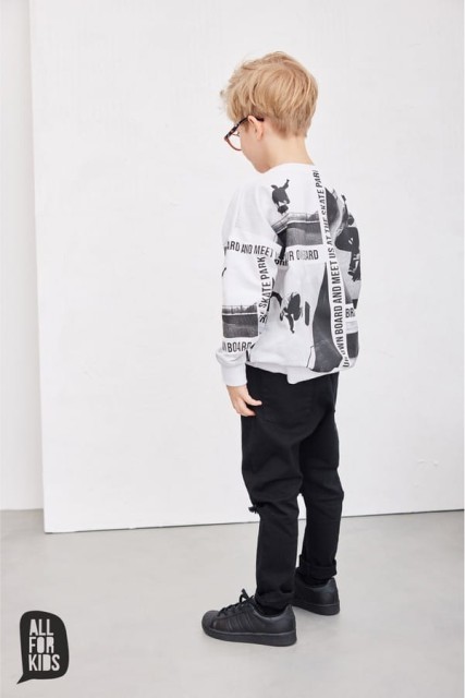 Bluza dla chłopca z motywem skate parku, czarno-biała - All for Kids