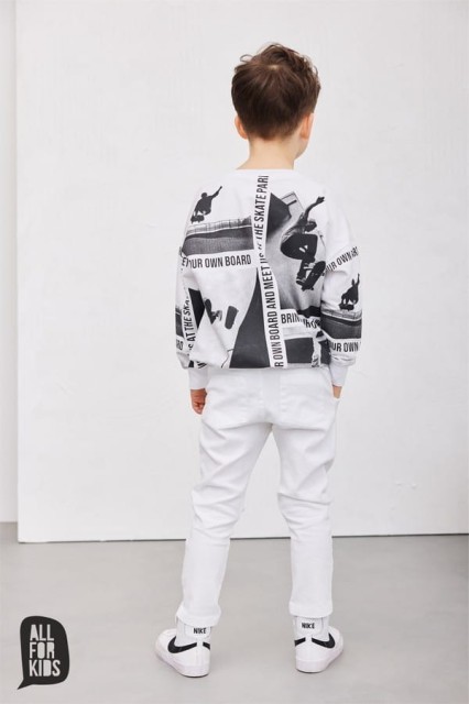 Bluza dla chłopca z motywem skate parku, czarno-biała - All for Kids