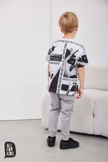 T-shirt chłopięcy z motywem skate parku - idealny dla miłośników deskorolek - All for Kids