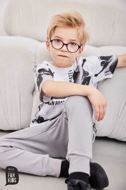 T-shirt chłopięcy z motywem skate parku - idealny dla miłośników deskorolek - All for Kids