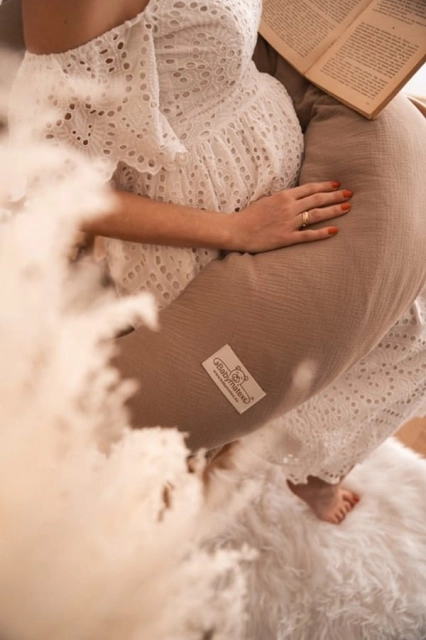 Poduszka pozycjonująca dla kobiet w ciąży i do karmienia, Rogal - MOON MUSLIN, 260cm | beż - BabyMatex TB0076_17