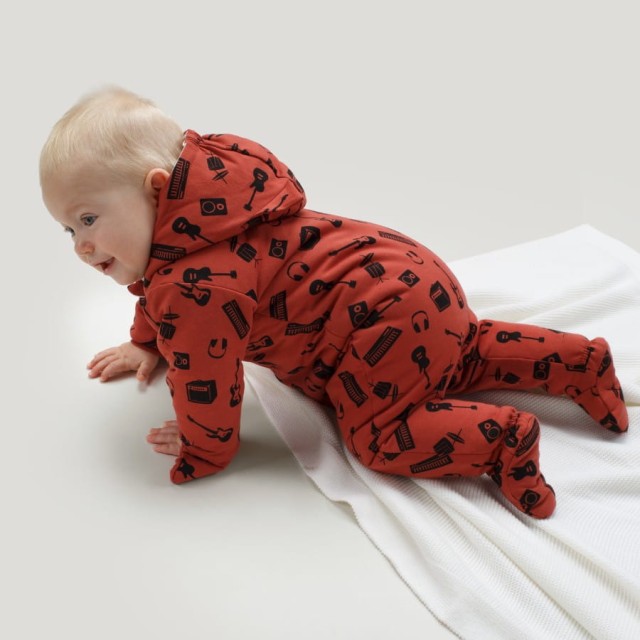 Ciepły kombinezon dresowy dla niemowląt czerwony w instrumenty muzyczne - Let's Rock | Pinokio