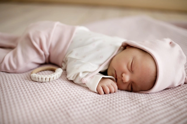Czapka bawełniana dla niemowląt wiązana pod szyją z uszami misia Rose - Lovely Day | Pinokio