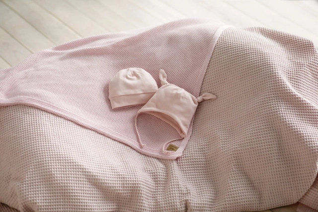 Czapka bawełniana dla niemowląt wiązana pod szyją z uszami misia Rose - Lovely Day | Pinokio