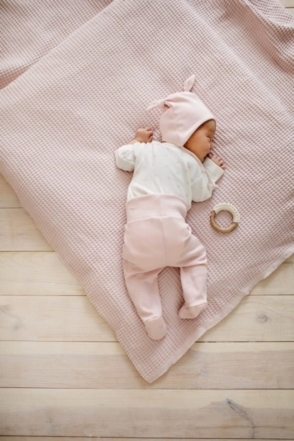 Czapka bawełniana dla niemowląt wiązana pod szyją z uszami misia Rose - Lovely Day | Pinokio