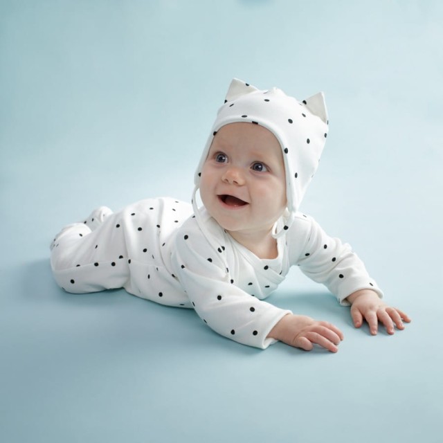 Czapka bawełniana dla niemowląt wiazana pod szyją z uszami ecru w groszki - Tres Bien | Pinokio