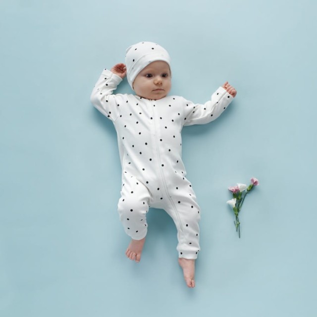 Czapka dla niemowlaka ecru w groszki - Tres Bien | Pinokio