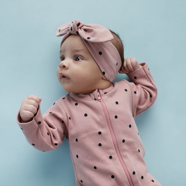 Pajac niemowlęcy zapinany na ekspres różowy w groszki - Tres Bien | Pinokio