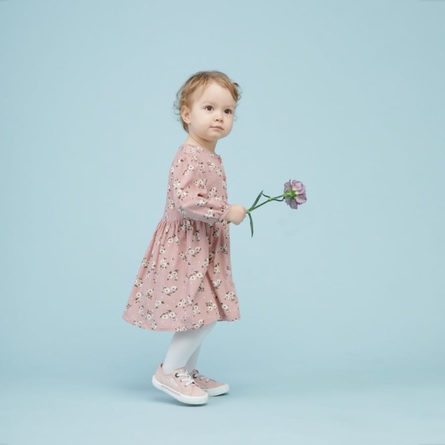 Sukienka dla dziewczynki z dzianiny wiskozowej różowa w kwiatki - Tres Bien Pinokio