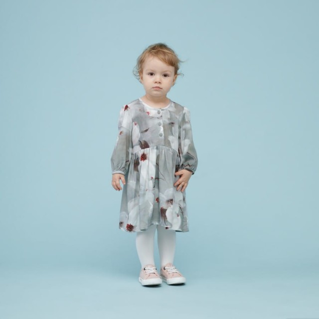Sukienka dla dziewczynki z dzianiny wiskozowej szara w kwiaty - Tres Bien Pinokio