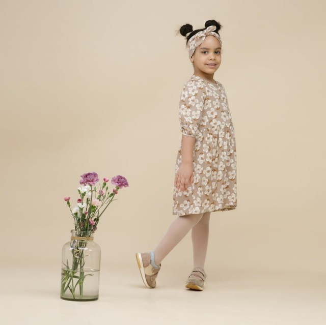 Sukienka dla dziewczynki z dzianiny wiskozowej szara beżowa w kwiatki - Tres Bien Pinokio