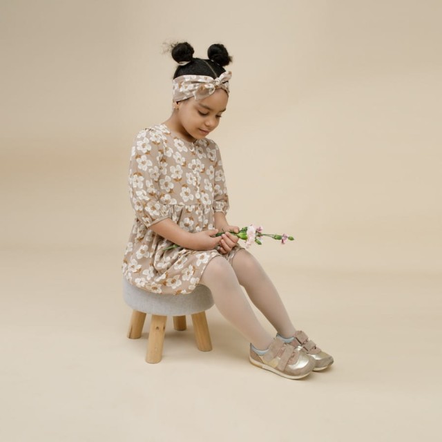 Sukienka dla dziewczynki z dzianiny wiskozowej szara beżowa w kwiatki - Tres Bien Pinokio