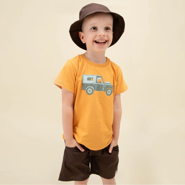 Koszulka z krótkim rękawem T-shirt dziecięcy miodowy z autkiem - Safari Pinokio