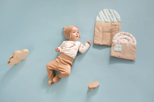 Czapka niemowlęca z supełkiem wiązana pod szyją Brąz Wooden Ponny | Pinokio