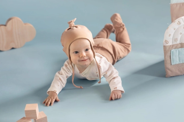 Czapka niemowlęca z supełkiem wiązana pod szyją Brąz Wooden Ponny | Pinokio