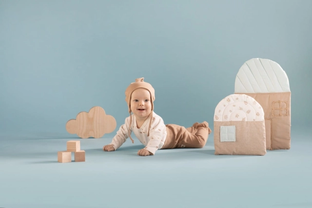 Czapka niemowlęca z supełkiem wiązana pod szyją Brąz Wooden Ponny | Pinokio