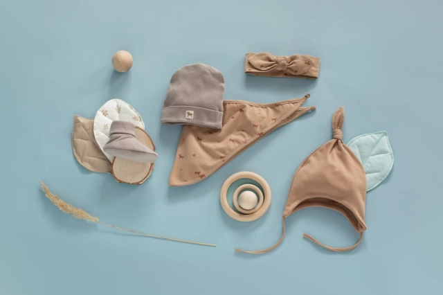 Czapka niemowlęca z supełkiem wiązana pod szyją Brąz Wooden Ponny | Pinokio