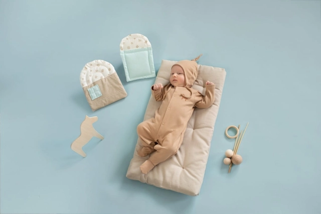 Czapka niemowlęca z supełkiem wiązana pod szyją Brąz Wooden Ponny | Pinokio