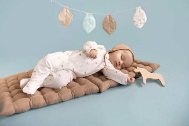 Czapka niemowlęca z supełkiem wiązana pod szyją Brąz Wooden Ponny | Pinokio