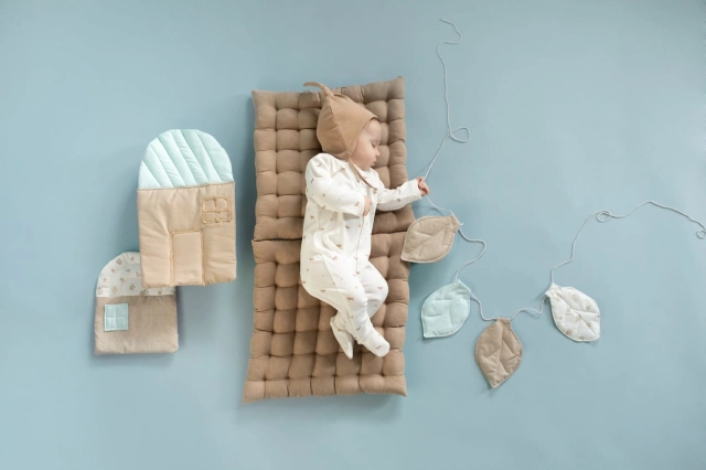 Czapka niemowlęca z supełkiem wiązana pod szyją Brąz Wooden Ponny | Pinokio
