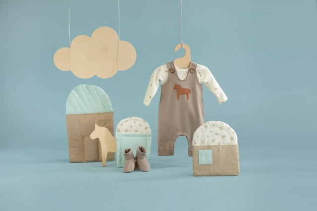 Ogrodniczki niemowlęce brązowe z konikiem - Wooden Pony | Pinokio