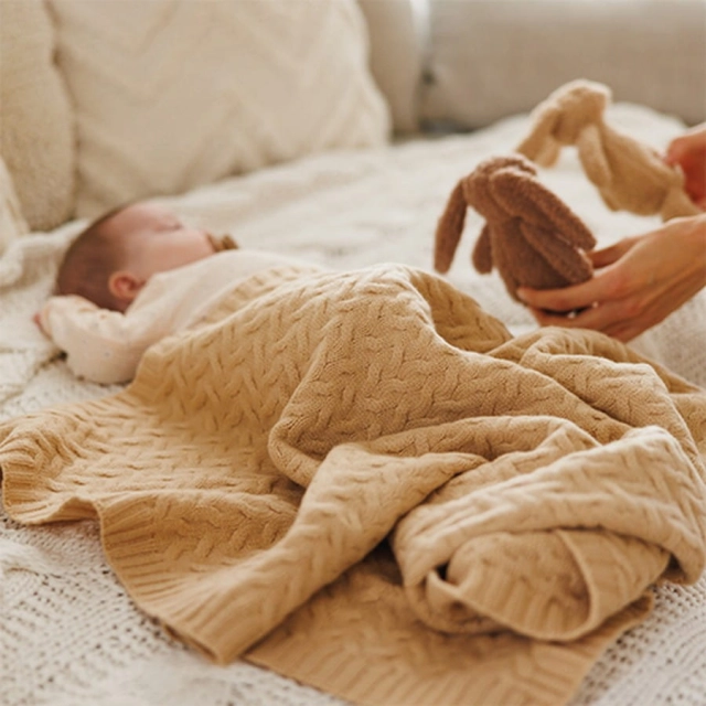 Kocyk z wełny Merino 75x100cm Ciemny Beż | Babyono