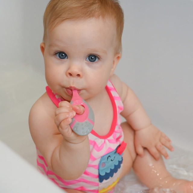 Szczoteczka do zębów/gryzak różowa 0-2 lata A0677 od Akuku