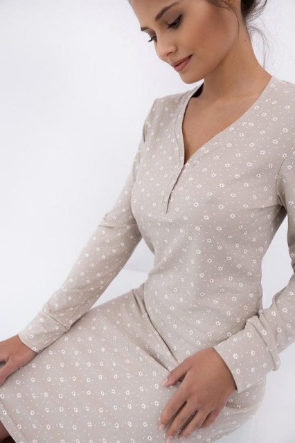 Dzianinowa koszula nocna Baylee beżowa w kwiatki od Sensis