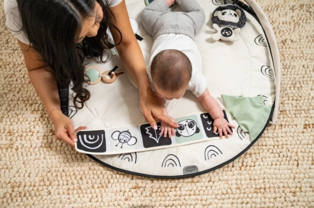 Tiny Love mata edukacyjna z pałąkiem i karuzelą 2 w 1 Decor czarno-biała
