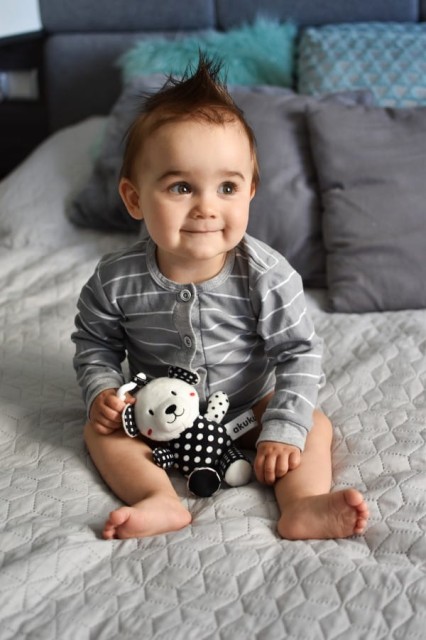 Pluszowa zawieszka kontrastowa Miś czarno-biały Akuku