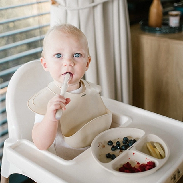 Śliniak silikonowy z kieszonką i regulowanym zapięciem BabyOno 1639/04